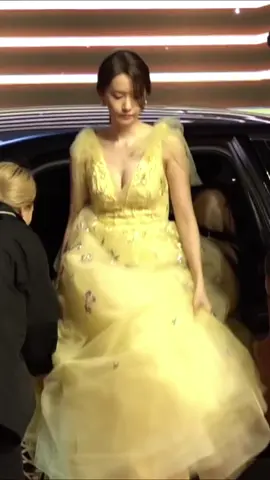 Ketika yoona melangkah kakinya ke red carpet merah#yoona #limyoona #kdrama 