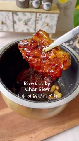 Rice Cooker Char Siew |电饭锅蜜汁叉烧 Making char siew in a rice cooker is undoubtedly one of the easiest methods to prepare this dish at home. Simply marinate the pork shoulder well and let the rice cooker do its magic. After 1st cooking, make sure to simmer the sauce uncovered for a second time to thicken it. 不加一滴水，用家里的电饭锅就能制作蜜汁叉烧，轻松快速，腌制好的肉直接入锅煮，记得煮好后再按煮饭键一次，打开锅盖，让它慢慢收汁 500g pork shoulder 500克梅花肉 【marinate 腌制】 Scallion 葱段 Ginger 麦片 2 tbsp soy sauce | 2勺生抽 2 tbsp bbq sauce | 2勺叉烧酱 1tbsp cooking wine| 1勺玫瑰露酒 2 tbsp oyster sauce | 2勺蚝油 2 tbsp honey | 2勺蜂蜜 1tbsp dark soy sauce11勺老抽 Marinate at least 2 hours or overnight #cooknplatebysharilyn #cooknplatechinesefood #charsiu #charsiew #porkshoulder #X' #ricecooker #ricecookerrecipe #EasyRecipes #chinesefood #chinesecooking #honeyroastedpork #barbeque #chinesebbapork #bbq #ricecookercharsiew