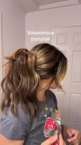 This is so easy to do when you want your hair out of your neck in thus summer heat and it still looks super cute. #hairstyle #hairtutorial #haircare #voluminoushair #voluminouscurls #sidepart #millenial #easyhairstyle #hairstyle@Ulta Beauty @Beachwaver Babes 