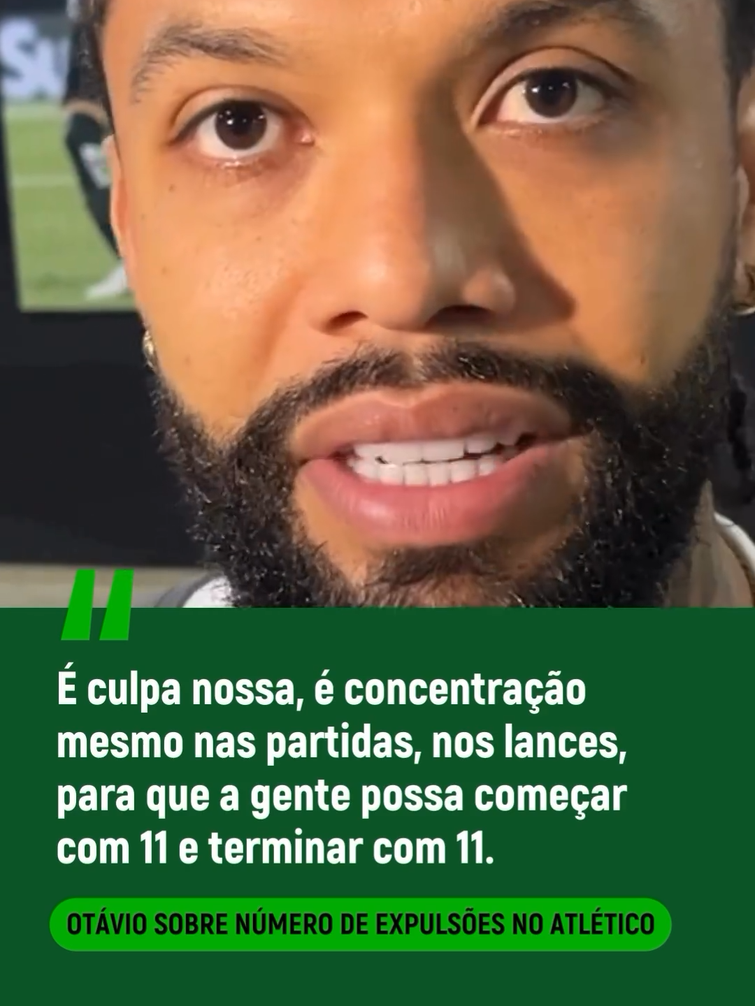 MUITAS EXPULSÕES | Volante do Atlético, Otávio foi o único a falar com a imprensa na zona mista do Estádio Nilton Santos, no Rio de Janeiro, após goleada sofrida por 3 a 0 para o Botafogo, pela 15ª rodada do Campeonato Brasileiro. O meio-campista fez uma cobrança ao time e pediu mais concentração à equipe para evitar expulsões nas partidas. “A gente tem que procurar consertar, não é normal uma equipe em todos os jogos, nos últimos jogos, acho que é a equipe com mais jogadores expulsos no Campeonato Brasileiro. A gente, com grupo da nossa qualidade, não pode ter tantas perdas, a gente já tem atletas nos desfalcando, que vêm fazendo falta, e não podemos perder atletas por expulsão”, disse Otávio. “Tem que estar concentrado. É culpa nossa, é concentração mesmo nas partidas, nos lances, para que a gente possa começar com 11, terminar com 11. Sem dúvida, quando se joga uma partida com 11 jogando fora de casa é difícil, imagina perder um atleta no começo do jogo. Não é culpando ninguém, mas todos os atletas são responsáveis por isso, e a gente tem que procurar começar com 11 e terminar com 11 para que fique menos difícil para a gente dentro das partidas”, completou. Nesse domingo, o zagueiro atleticano Igor Rabello foi expulso aos 24 minutos do primeiro tempo, quando o Galo perdia somente por 1 a 0. Luiz Henrique abriu o placar na goleada, e Cuiabano e Jefferson Savarino completaram a vitória do Botafogo. 📲 Leia mais em itatiaiaesporte.com.br 📹 Itatiaia 📝 Matheus Dantas e Matheus Muratori #Otávio #Atlético #Botafogo #Brasileirão