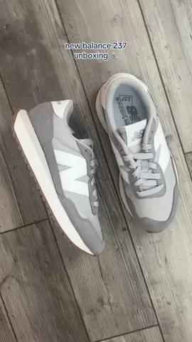 The color of these sneakers are so perfect for a summer to fall transition 😍 (+ year round) @New Balance #newbalance237 #unboxing #womenssneakers 