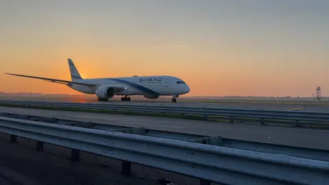 El AL BOEING 787-9 DREAMLINER TAXING TO TERMINAL 4 AFTER AN 11 HR FLIGHT FROM TEL AVIV. #aviation #fypツ #fyp #boeinglovers #787dreamliner #planes 