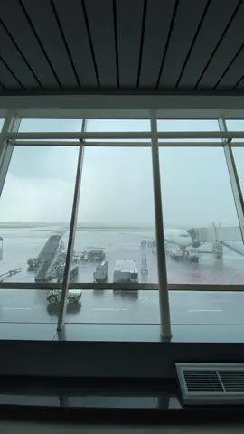 Vibes hujan gini inget apa #vibeshujan #bandara #citilink #fyp #masukberanda 
