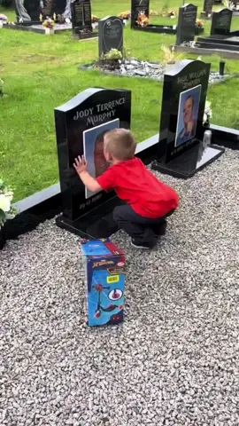 mãe faz surpresa para o filho no túmulo do pai