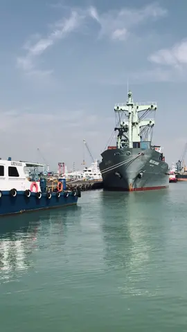 Tempatnya cocok buat cari ubur-ubur yaa #tanjungperak #surabaya #laut #langit #marine #fyp #berandamu #lewatberanda 