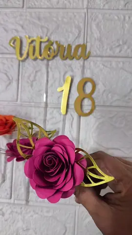 E esse foi o resultado do topo com as flores, um topo aparentemente simples, mas que fica lindo no bolo, acompanhando a decoração. Vc viu o vídeo que eu mostrei um pouquinho da confecção da florzinha? se não viu, clica aqui embaixo no link, e assisti, aproveita pra curtir, salvar, compartilhar, e me ajudar a levar pra mais pessoas, quem sabe ajuda alguém, que tá precisando de um renda extra, um passatempo, algo pra se distrair né Pq trabalhar com produtos manuais além de trazer uma renda, é muito terapêutico ♥️ @Cátia Rodrigues  #papelaria #viral #topocomflores #floresdepapel #topodebolo #empreendedorismofeminino 