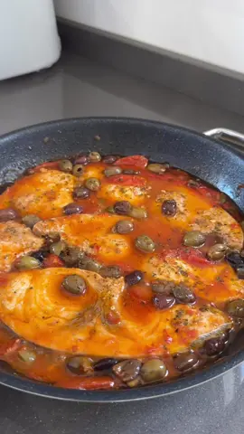 Pesce spada alla siciliana 🌱 Ingredienti ⬇️ - 4 fette di pesce spada  - 400 g di pomodorini - aglio - mezza cipolla rossa - origano - un cucchiaio di polpa di pomodoro  - 200 g olive taggiasche  - 2 cucchiai di capperi  - olio d’oliva  - sale e pepe ————————— سمك أبو سيف 🌱 المكونات⬇️ - 4 شرائح سمك أبو سيف  - 400 جرام من الطماطم الكرزية - ثوم - نصف بصلة حمراء - أوريجان - ملعقة من صلصة الطماطم  - 200 جرام زيتون بدون نواة - 2 ملعقة كبيرة الكبار  - زيت الزيتون  - ملح وفلفل اسود . . . #Recipe #ricette #seafood #tiktok #video 
