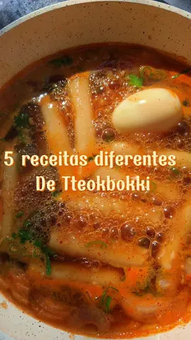 100ml de agua  60g de farinha de trigo 50g de farinha de tapioca (peneire ela antes de usar) 1 pitada de sal Para o Tteokbokki Utilize todos os tteoks cerca de 20 300ml de água 1-2 colheres de gochujang 3 colheres de mirim 3 colheres de shoyu 1 colher de alho amassado 1 colher de açúcar 3 ovos cozidos 1 cebola média Fish cake a vontade Cebolinha e gergelim a gosto 80g de queijo ralado (opcional) Comece misturando a farinha de trigo, a água e o sal, mexa bem e não deixe formar nenhum grumo, coloque em um plástico filme furado e leve ao microondas por 1 mim, ou até ele ficar na consistência do vídeo. Espere eles fritar um pouco para não queimar as mãos, unte a bancada com toda a farinha de tapioca e comece a trabalhar, aos poucos ela vai absorvendo toda a tapioca, corte do tamanho desejado. Leve para cozinhar em água fervendo até começarem a boiar. Para o molho do Tteokbokki Entre com todos os ingredientes e misture bem. Quando a água ferver entre com a cebola e o molho, logo em seguida adicione os tteoks, e todos os outros complementos, deixe cozinhar até engrossar um pouco e é só servir quente. #teokbokki #teok #korea #korean #koreanfood #spicy #dorama #kdrama #asianfood 