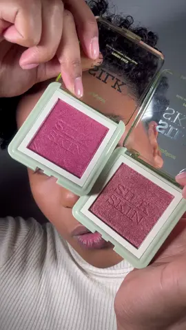 A textura desse blush é um negocio absurdo 😳  Cores: Rosy Dawn e Sunset Flush  Vieram da @Illumi Makeup 🩷 #dicasdemaquiagem #rubyrose @Ruby Rose 