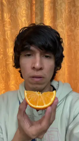 Humano flaco come naranja mientras suena Como Un Perro de Libido. #naranja #comiendo #lima #peru #frunarex #fyp #fypシ #parati 