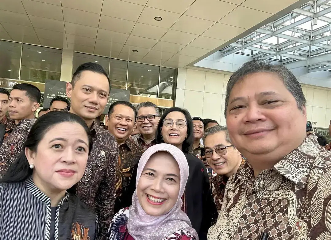 Saya mengikuti acara yang sangat baik dan penting untuk diikuti segenap masyarakat Indonesia di JCC, Senayan, Jakarta. Tadi, Kepala dan Jajaran Badan Pemeriksa Keuangan (BPK) menyerahkan laporan hasil pemeriksaan keuangan kepada Presiden Joko Widodo dan jajaran Kementerian/Lembaga termasuk Kementerian ATR/BPN. Alhamdulillah, secara umum terjadi peningkatan yang baik dari waktu ke waktu, dari tahun ke tahun hasil pemeriksaan keuangan dan @Kementerian ATRBPN  mendapat predikat Wajar Tanpa Pengecualian (WTP). Sesuai arahan Bapak Presiden Jokowi bahwa predikat WTP ini tidak mudah untuk didapatkan, tetapi tidak boleh kita anggap sebagai prestasi, melainkan sebuah standar kewajiban yang harus dipenuhi. Untuk itu, ke depan dan seterusnya, saya akan memastikan jajaran Kementerian ATR/BPN bahwa predikat WTP ini menjadi standar kewajiban yang harus dipenuhi oleh Kementerian ATR/BPN Foto : Airlanggahartarto, Michael, & Biro Pers Sekretariat Presiden