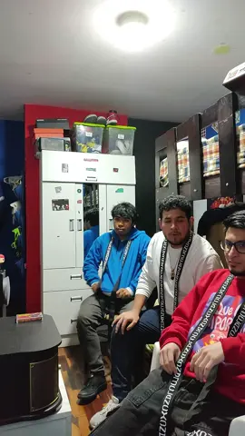 El Día domingo mis amigos @cleverandr y @jeffer_nomas_wn y yo tuvimos el Unboxing de nuestro Cassette y Vinilo de Clancy de la banda @twentyonepilotsonepilots . En este video abrimos el Cassette a full volumen y con toda la energía. La pasamos muy chévere y disfrutamos las canciones de TØP. Próximamente se viene el video de Unboxing del Vinilo Exclusivo, denle Like y amor. Salu2 ✌️