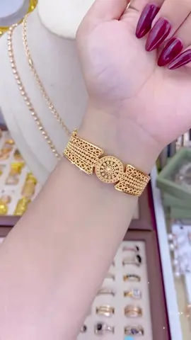 Bangle Dubai Xuping  #rekomendasikalung#xupingjewelry#gelangcartier#gelangnagitaslavina#JelajahJakarta#xupingjewelry#rekomendasikalung#kalungtitanium #RamadhanEkstraSeru #pestabelanjacantik #PestaBelanjaCantik #wibgajian #belilokal #BeliLokal #promoguncang77 