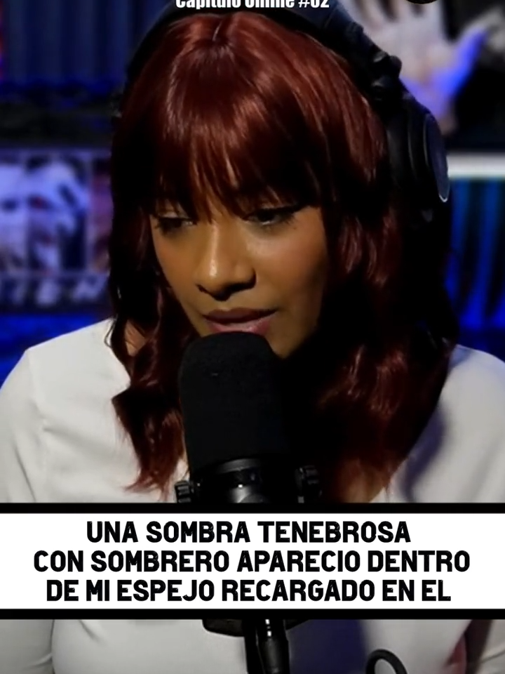 una sombra tenebrosa con sombrero aparecio dentro de mi espejo recargado en el @brendarelatosdeterror  #shadowpeople #gentesombra #paranormal #misterio #podcasts