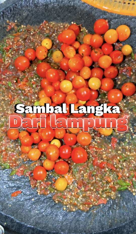 Pecinta sambal mana suaranya?? Udah pada tau belum nih sama sambel satu ini, cerita in pengalaman kalian bareng sambel yukk🫵🤩 #sambalseruitindonesia #seruitkanindonesia #makan #food #lampung #budayalampung #seruit #nyeruit #sambal #pedas #rampai #rampailampung #sambalrampai #keluarga #foodies #lampung #lampungpride #resto #pedasnikmat 