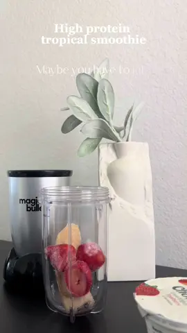 Easy recipe: High protein tropical smoothie for my girlies 💕🌸  Ingredients: 1/2 banana, strawberries, 3 tbs oats, greek yougurt, ice, water, monk fruit.  #motivation #healthyrecipes #smoothie #positivevibes 