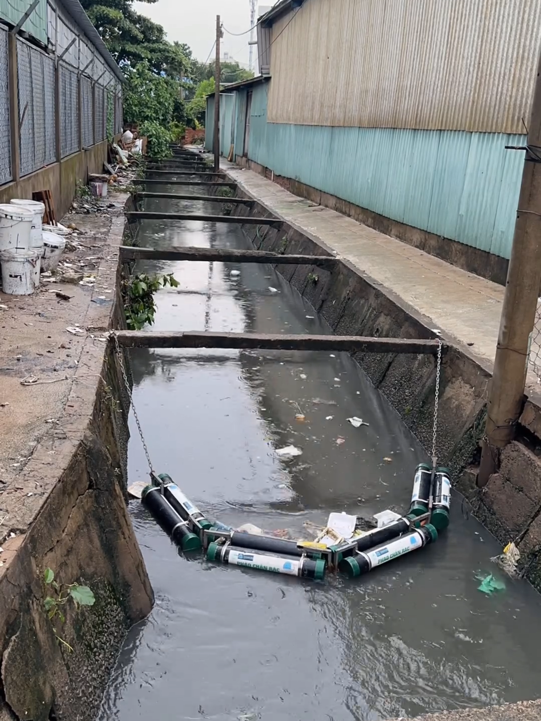 This timelapse shows trash rapidly piling up against a barrier in the Saigon River, underscoring the severe pollution issue.  (IG🎥: @sai_gonxanh) Saigon Xanh, a volunteer group, tackles this problem using a float to collect trash and raise awareness about recycling. They clean the canals three times a week, collecting between 10 to 40 tonnes of trash daily, with amounts reaching 60-80 tonnes on holidays! #Unreel #Extreme #Eco #Recycling #Plastic