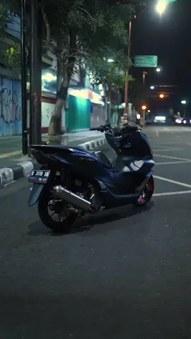 Pesona paus malam hari🥶 #pcxindonesia🇲🇨 #pcxproper #pcx160modifikasi #pcx160ล้อ17แต่งสวย #pcxindonesia #pcx150 #hpciindonesia #CapCut #cilacap #cinematic 