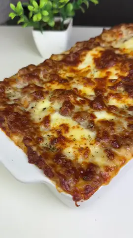 Lasanha bolonhesa  Ingredientes  Molho vermelho  Fio de óleo 1kg de carne moída usei patinho 2 dentes de alho 1 cebola Sal Pimenta do reino Páprica 1 folha de louro 1 vidro de Passata de tomate Molho branco 1 colher de sopa de manteiga 1 colher de sopa de farinha de trigo 500 ml de leite Sal Pimenta do reino Nós moscada Louro Queijo parmesão ralado Pra montar Massa pra lasanha Queijo mussarela Pitada de orégano Essa quantidade de recheio serve pra um refratário de 20x30 #receita #lasanha #comida 
