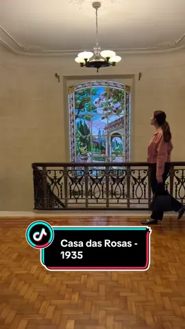 Uma mansão de 1935 que fica na av. paulista... 🌹 E se você quiser visitar, a entrada é gratuita, informações sobre horários e exposições no site ou na conta deles no Instagram. #casadasrosas #avpaulista #casarao #casasantigas #passeiosemsp #conhecendosp 