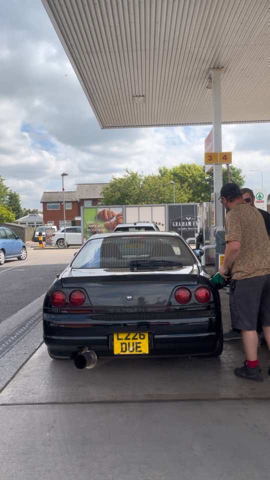 Peak Japanese machinery🇯🇵#r33 #skyline#nissan#jdm#carsoftiktok#fyp#viral#carspotting 