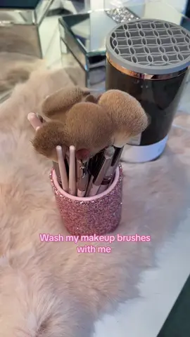 Never hand washing AGAIN 🥰 #makeuptutorial #BeautyTok #makeup #brushes #fypage 
