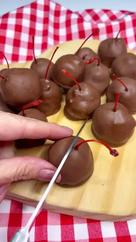 BOMBOM DR CEREJA DELICIOSO  500 gr de chocolate ao leite  1 pote de cerejas marrasquino com cabinho. Brigadeiro de Baunilha  1 lata de leite condensado  100 ml de creme de leite  1 colher (sopa) de manteiga  1 colher (chá) de pasta de baunilha  Fazer um brigadeiro cremoso e reservar  Depois que gelar o brigadeiro é só enrolar na cereja e cobrir com o chocolate já temperado. DICA : escorra a cereja e deixe dentro da geladeira. Para secar bem. Ainda passei papel toalha. DICA : A @ está com um clube de assinatura que te entrega no conforto da sua casa. E vc ainda tem preços melhores no clube. Vou deixar aqui o meu cupom de desconto.  MARI10 - somente para o clube de assinaturas.  #diadochocolate #chocolate #cereja #cherry #bombom #trufa #fyp 
