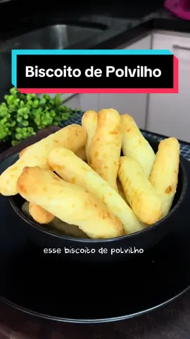 Biscoito de Polvilho Crocante na Air Fryer: Pronto em 20 Minutos! 🔥🧀 Me conta o que achou 🤗❤️ ✨Mais receitas como esta no meu perfil @siltuzzi ✨Salve a receita para fazer depois e compartilhe com o @ 😊 Ingredientes 1/2 xícara de água 1/2 xícara de óleo 1/2 xícara de leite 1 colher (chá) de sal 2 xícaras de polvilho doce 1 ovo batido 1/2 xícara de queijo parmesão ralado Passo a passo: 1️⃣ Em uma panela, coloque o leite, a água, o óleo e o sal. Leve ao fogo e deixe ferver. 2️⃣ Em uma tigela com o polvilho doce, despeje a mistura quente. Mexa bem e espere esfriar. 3️⃣ Adicione o ovo batido e o queijo parmesão ralado. Misture bem e molde os biscoitos. 4️⃣ Coloque na air fryer a 180°C e asse por aproximadamente 20 minutos. ✨Se fizer, não esquece de me marcar! beijos e até a próxima receita #pao #receitasfaceis #receitas #receitasimples #receitafacil #siltuzzi #queijo #paodequeijo