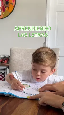 Vamos aprendiendo una o dos letras por dia pero bien en profundidad para que las entienda mas alla de saberlas de memoria. Le encanta 🙌🏼 #maternidad #crianzarespetuosa #crianzaconsciente #homeschool #toddlermom #bilingualkids #latinamom 