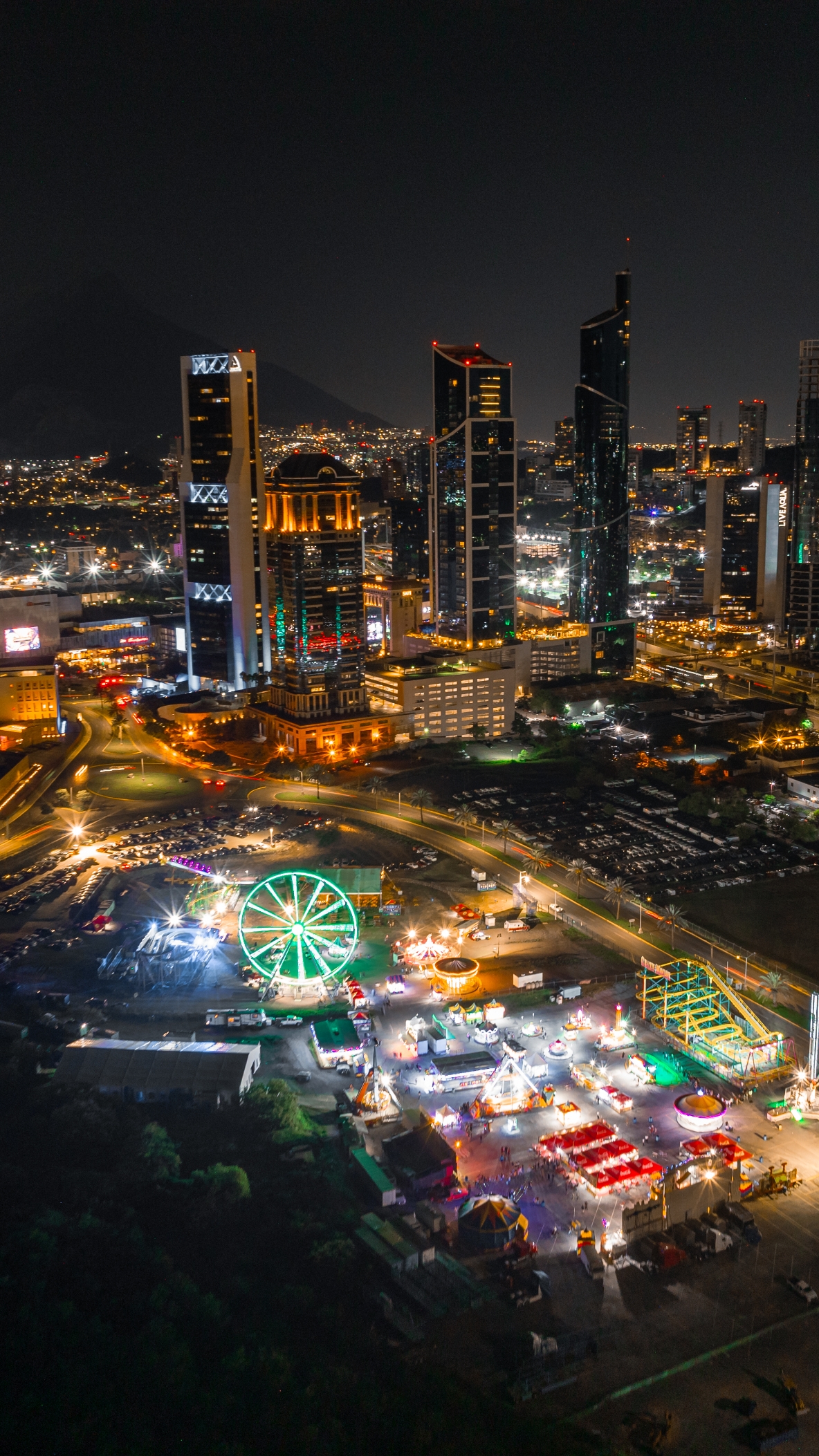 Como cada año, aqui esta el hyperlapse de la feria de san pedro 🎡🎢  #monterrey #nuevoleon #mexico🇲🇽 #mexico #visitmexico #montañas #feriasanpedro  #laciudaddelasmontañas #feria  #parquefundidora #paseosantalucia #macroplaza #centrodemonterrey #lahuasteca #obispado #chipinque #riosantacatarina #cerrodelasilla #safimonterrey #cerrodelasmitras #metropolitancenter #cerrodeltopochico #mtymx 