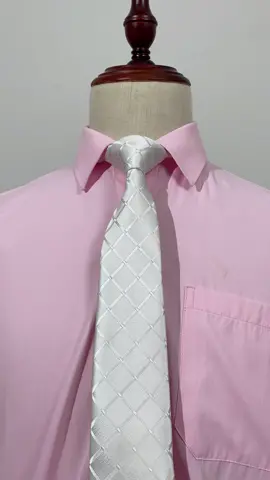 Ferfect silver tie for parties #hisdern #menswear #tutorial #tie #knot #howtotieatie 