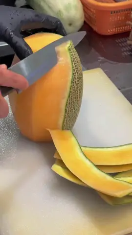 Hami melon🍈 is easy to eat cut this way #hamimelon  #melon  #melons  #cutting  #fruit  #fruits  #cuttingfruit  #knife  #knifeskills  #knives  #foodlovers😋  #chef  #cheflife