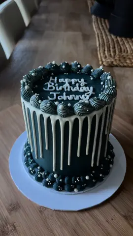 Johnny’s Birthday 🤍 This navy blue though 🤩 #cake #cakedecorating #buttercream #cakedesign #caketechnique #reelsinstagram #Foodie #foodinsta #fy #fypage #explore#sydney #sydneycakes #viral 