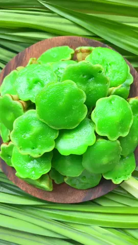 ทำขนมครกใบเตยง่ายๆแต่อร่อยมาก แป้ง 80 กรัม แป้งมัน 40 กรัม เกลือ 1/4 ช้อนชา ผงฟู 1/2 ช้อนชา น้ำตาล 100 กรัม ใช่เบอร์(2) 1 ฟอง กะทิ 70 กรัม น้ำใบเตย 150 กรัม (ใบเตย 100 กรัม น้ำ 400 กรัม) น้ำมันพืช 30 กรัม สีเขียวครึ่งฝา #ขนมครกใบเตย #แป้งสาลีตรากบ #อร่อยง่ายๆกับtfm #แป้งสาลีทีเอ็ฟเอ็ม #แป้งสาลีไม่ฟอกสี #ห้องครัวtiktok #ทําขนมง่ายๆ #อร่อยบอกต่อ 
