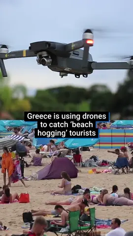 The competition for sunbeds has reached new heights. Greece has started using drones to clampdown on tourists on beaches, and they’ve already issued about €350,000 in fines in just five days. It’s mainly on tourist operators renting out umbrellas, sunbeds, deckchairs etc, but tourists also have to be careful where they sunbathe. Beach-hoggers beware! #fy #fyp #greece #tourist #britabroad #holiday #corfu #protest #overtourism #protest #beach #sunbathing #beach #beachvibes #drone #sunbed #news #athens #newstok #europe