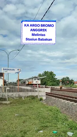 King Utara melibas Stasiun Babakan, Daop 3 Cirebon...  Kira - kira kecepatan berapa ya ketika melintas di sini...?  #keretaapi #argobromoanggrek #newgeneration #stasiunbabakan #daop3cirebon 