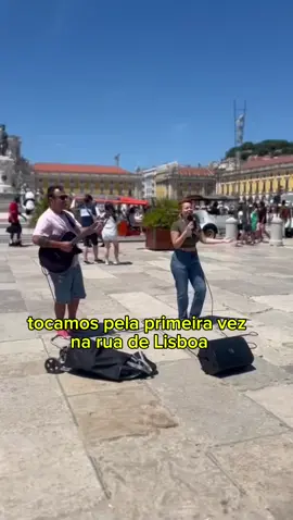 Nossa primeira vez tocando na rua de Lisboa, Portugal!  #musica #vozeviolao #musicaderua #artederua #portugal 