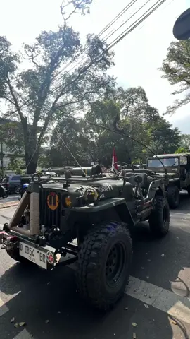 Mobil tua aja aku sayang dan di rawat.. Apalagi kamu..Iyaa kamu.. #willysownersindonesia #willysbandung #sparepartmurah #fyp #accumobil #jeepwillys44 #jeepclassic #mobilclassic 