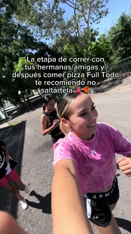 Después de correr 5km, teníamos más que merecida la pizza Full Todo de @Pollo Campero El Salvador , si es asi, corro todo los dias 🏃🏻‍♀️ #correr #etapa #pizza #hermanas #amigas #paratiii #fypシ #5km #🍕 