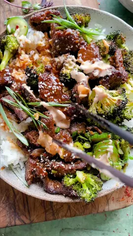 Sheet Pan Spicy Ginger Sesame Beef and Broccoli. Dont forget about sheet pan dinners in the summer. So easy!! #sheetpan #spicy #ginger #sesame #beef 