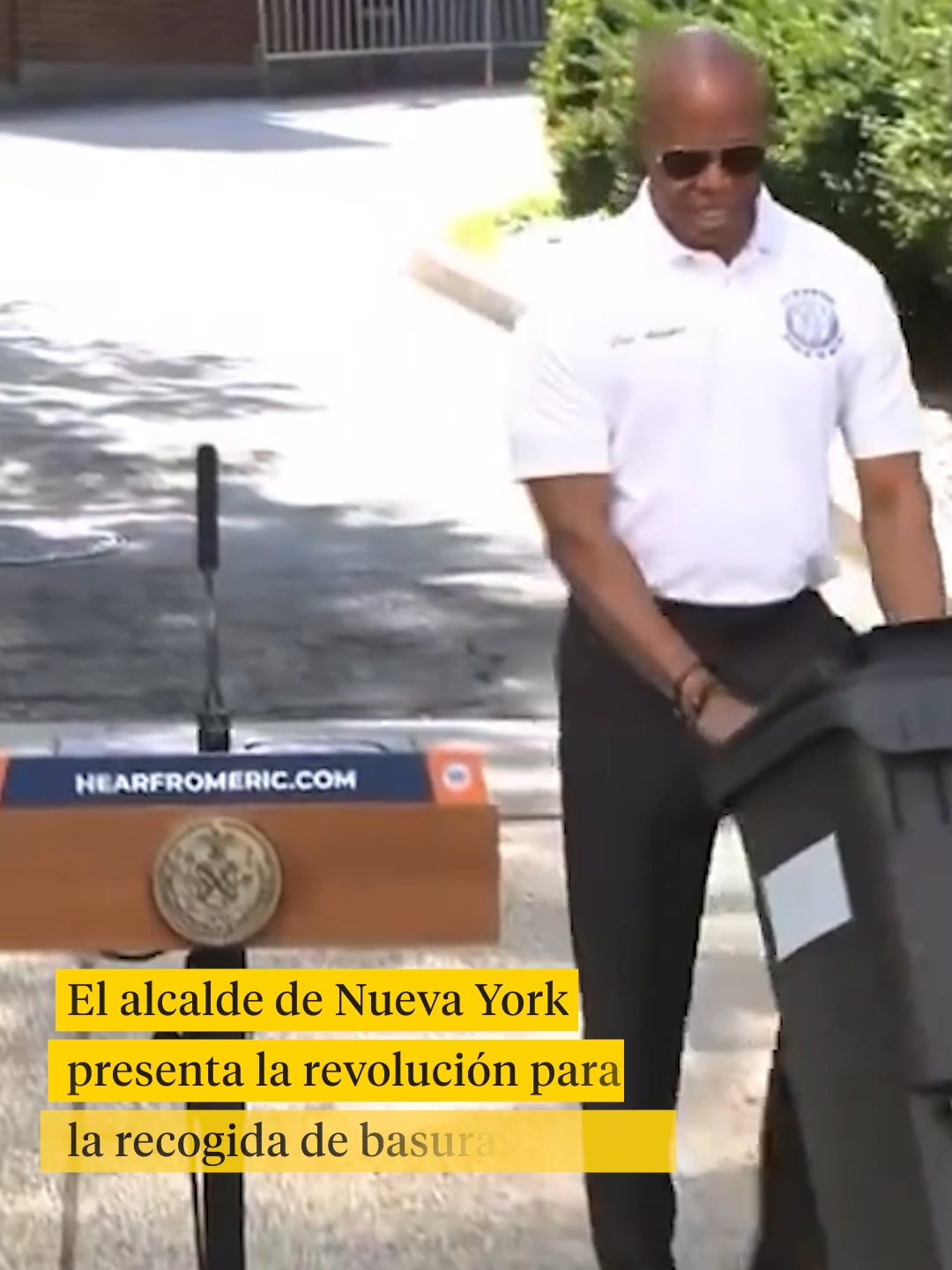 La ciudad de Nueva York está sufriendo una de las mayores epidemias de ratas. El alcalde, Eric Adams, ha presentado este lunes un novedosa solución que ha provocado la incredulidad de todos los espectadores: un contenedor de basura. Para ello ha aparecido, luciendo unas gafas de sol, arrastrando el cubo con las ruedas y ha presentado su diseño en una rueda de prensa realizada en plena calle. El diseño de estos cubos con tapa impedirá que las ratas los abran para devorar las basuras. #nuevayork🗽 #EstadosUnidos #Ratas