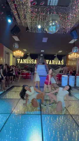 esse final foi perfeito, a abertura de pista foi um sucesso na festa e deixou todos querendo mais, elas arrasaram!!🔥👑   #aberturadepista #coreograforafaelsantana #xvaños #festade15anos #valsa @vanessavargas 