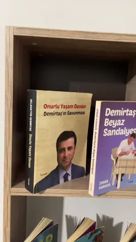 Dayan Kitap İle✌🏻#hdpdemirtaş @Selahattin Demirtaş #demirtaşaözgürlük 