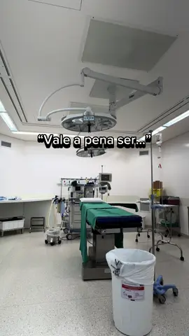 Já envia pra aquele amigo (a) que quer fazer anestesio!  Dr. Guilherme Thomé dando uma aula sobre a sua especialidade… E se você quer acompanhar as próximas especialidades por aqui, é so me seguir 😮‍💨 #medico #medicina #faculdadedemedicina #residenciamedica #hospital #anestesia #anestesiologia #anestesista 