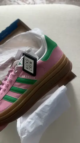 a not so aesthetic adidas gazelle reveal… but I LOVE 😍🤩💕💚 @KICKS CREW  #truepink #adidasgazelle #kickscrew 