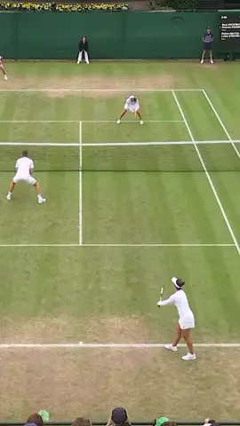 Ouch! 🎾 Los tenistas Neal Skupski y Desirae Krawczyk vivieron un desafortunado momento cuando la pelota se impactó en la cabeza del británico durante un partido de dobles mixtos en Wimbledon. #Wimbledon #nealskupski #desiraekrawczyk #tenis 