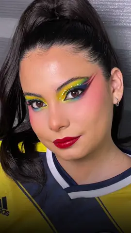 Vamos mi tricolor ✊🏼🇨🇴✨ Maquillaje inspirado en la bandera de Colombia. #makeup #maquillaje #maquillajeprofesional #colombiamake #maquillajecolombia @tina :) 