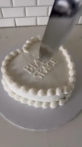 What do you think of Taylor Swift’s blank space cake? #cakesbymarian #cakedecorating #cakevideo #caketok #cakeart #cake #cakes #realisticcake #realorcake #viralcake 