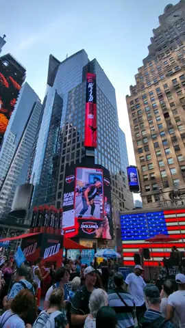 Check out these WILD scenes from Times Square! 🍎🗽 DIVE joined @Jack Link’s in NYC for an action packed day to celebrate the relaunch of their WILD Meat Sticks! Fans got to feed their wild side with tons of tasty samples, music, dance-offs, and a sneaky Sasquatch sighting! 👀👣 @Winchumbo  #divebillboards #jacklinks #outofphone #dooh #ooh #billboardfamous #nyc #timesquare #july4th #digitalmarketing 