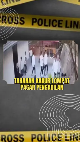 Seorang tahanan kabur usai jalani sidang vonis di Pengadilan Negeri (PN) Sarolangun, Jambi, Rabu (10/7) sore. Berdasarkan rekaman kamera pengawas atau CCTV, terdakwa kasus pencurian tersebut melompat pagar dan melewati semak di belakang kantor PN Sarolangun. Polisi dan personel kejaksaan yang ada di lokasi kejadian langsung melakukan pengejaran dan pencarian. Hingga saat ini, terdakwa yang baru divonis 5 tahun penjara itu belum berhasil ditangkap. #tahanankabur #pengejaran #buronan #PNSarolangun #Jambi #viral